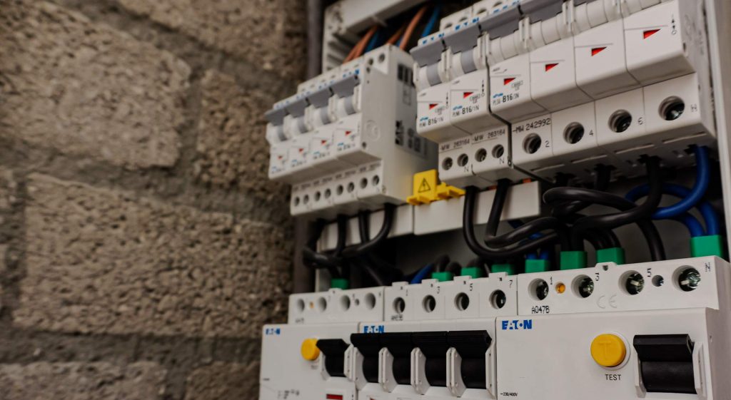 Professionele groepenkast met automaten en bedrading