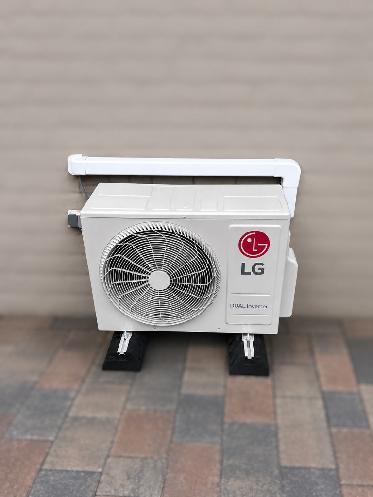 LG Dual Inverter buitenunit, geplaatst op een terras bij een woning