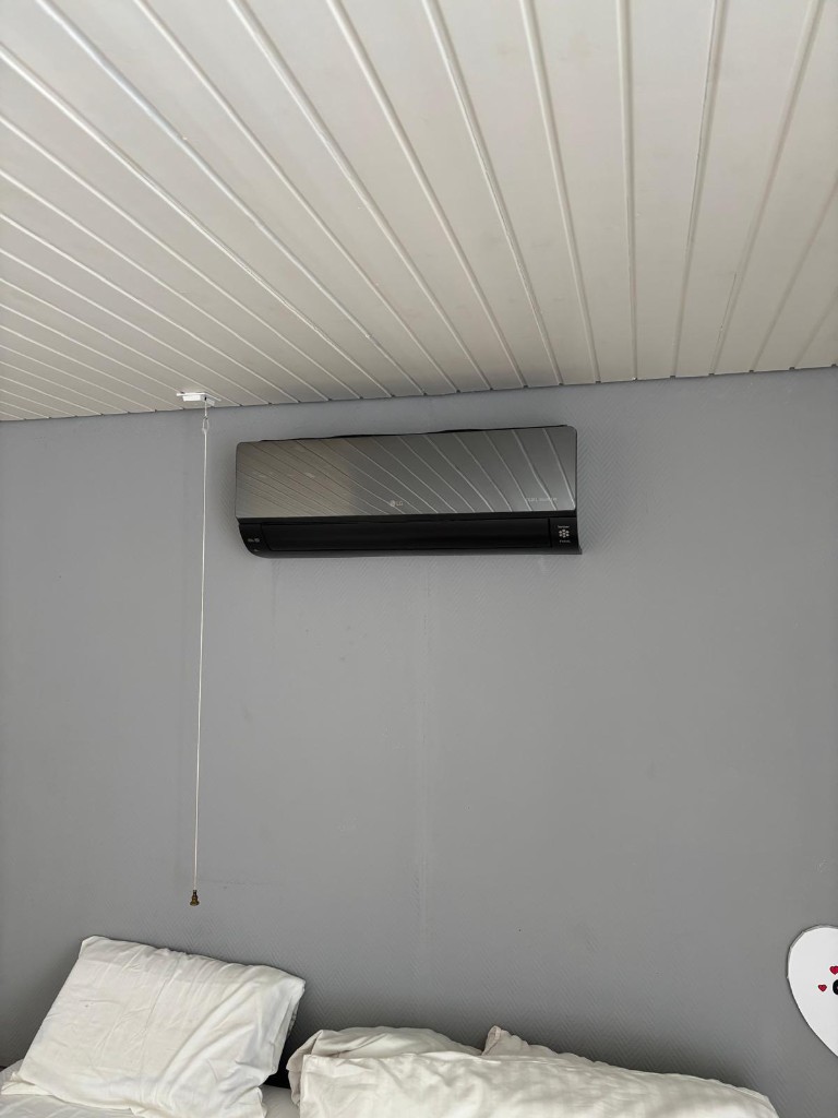 LG Dual Inverter binnendeel gemonteerd in een slaapkamer