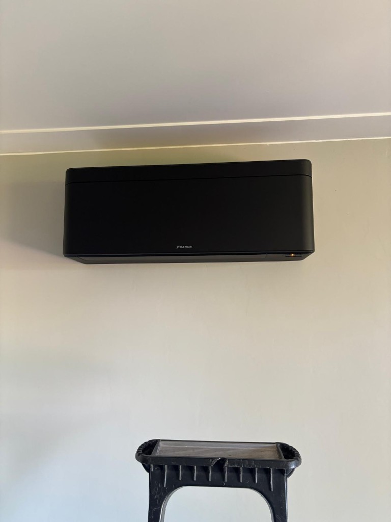 Daikin binnendeel, zwart wandmodel na installatie