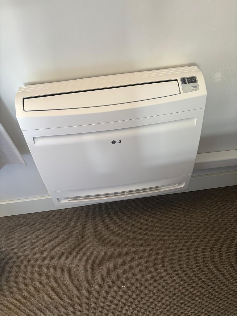 LG vloermodel binnendeel gemonteerd tegen de wand